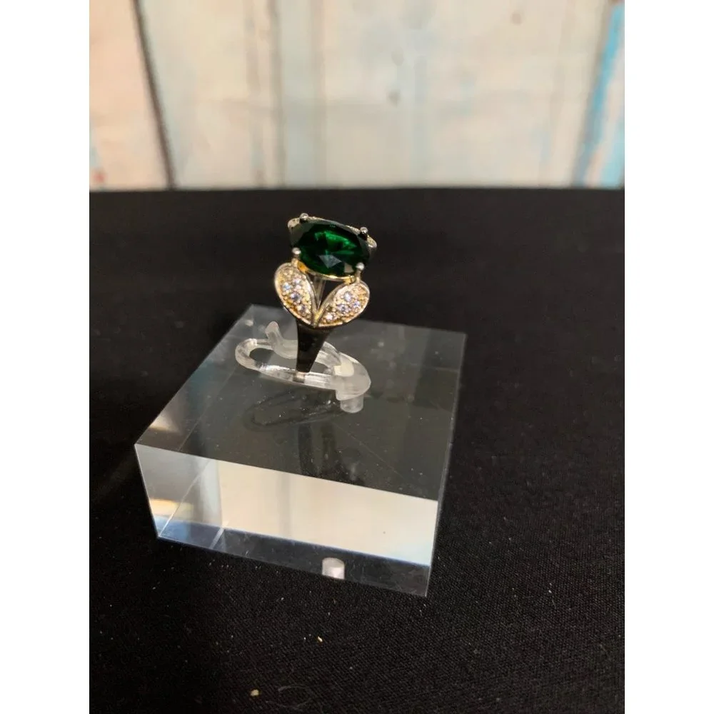 Sterling Silver Ring with Central Green Stone - Picture 4 of 8